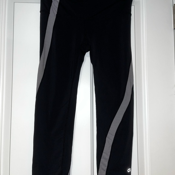 2/$15 Women’s GapFit gfast small black capri leggings - Picture 4 of 11